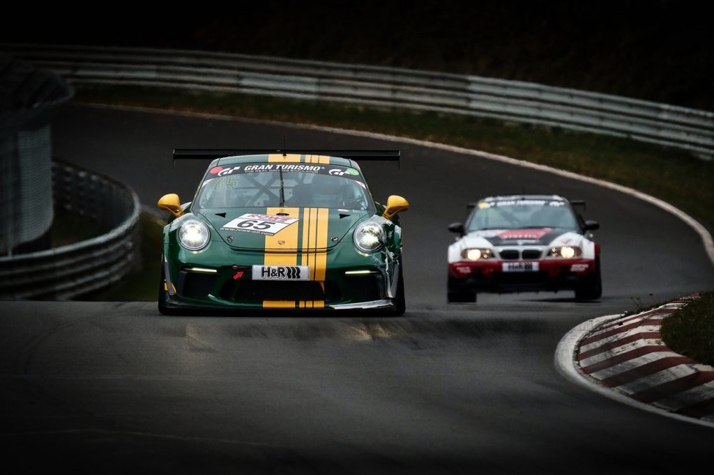 2 voitures sur une piste