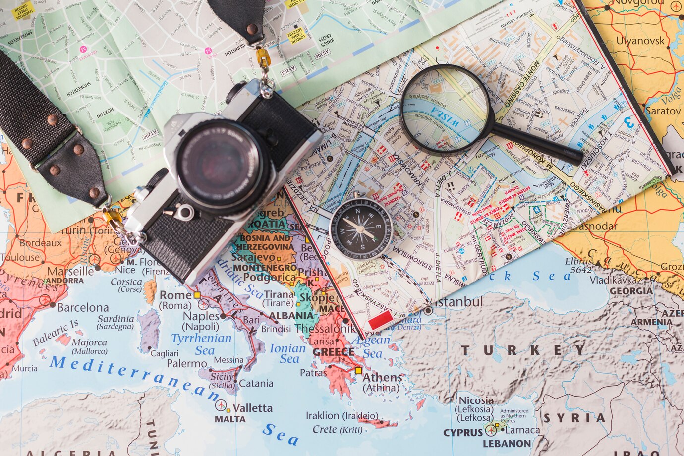 images d'une carte, d'un compas, d'un appareil photo...